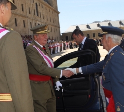 Su Majestad el Rey en presencia de Su Alteza Real el Príncipe de Asturias, a su llegada al Monasterio de El Escorial, es recibido por el gran cancille